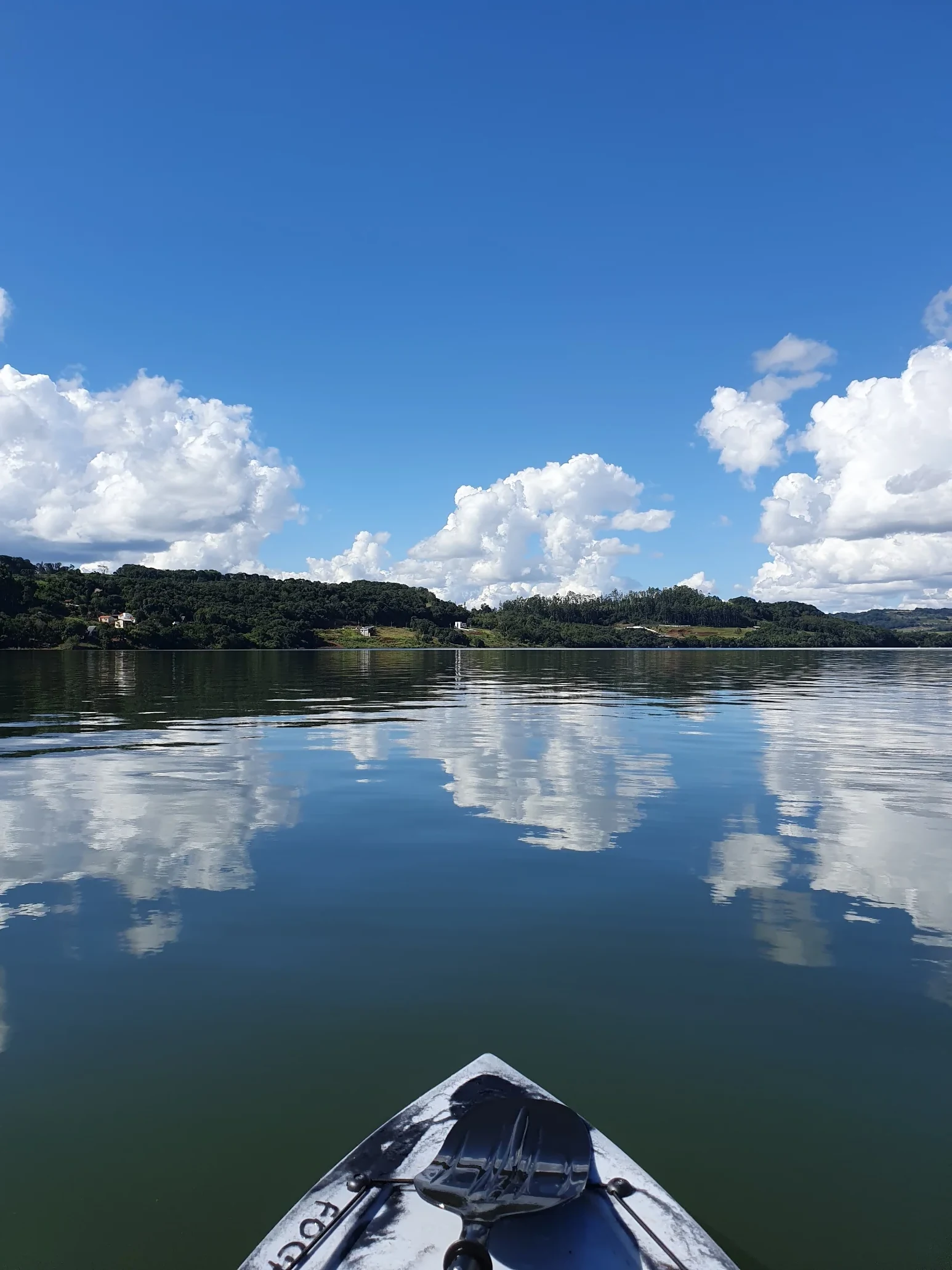 Vista do lago em um dia de céu azul