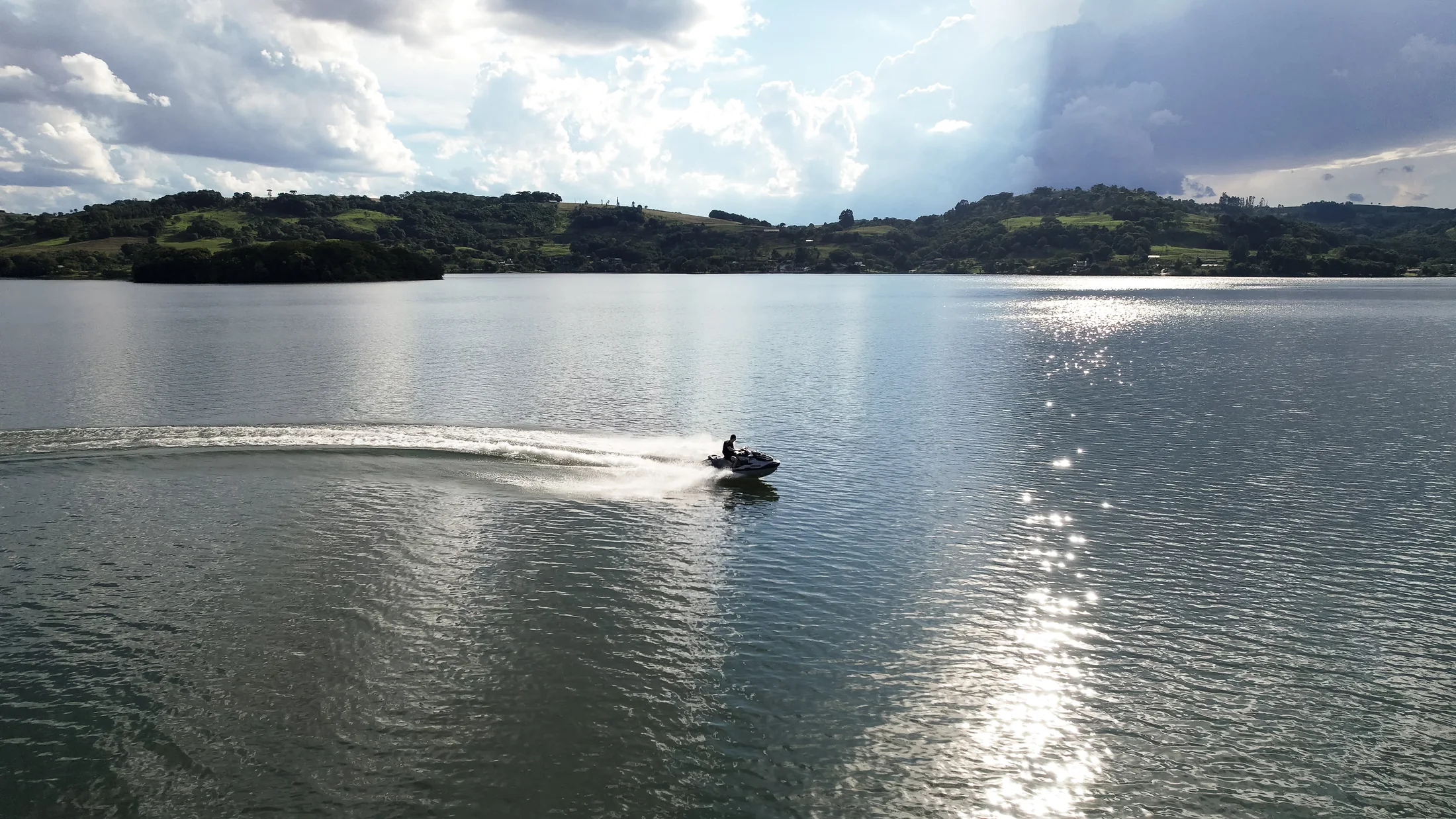Pessoa navegando de jet ski no lago