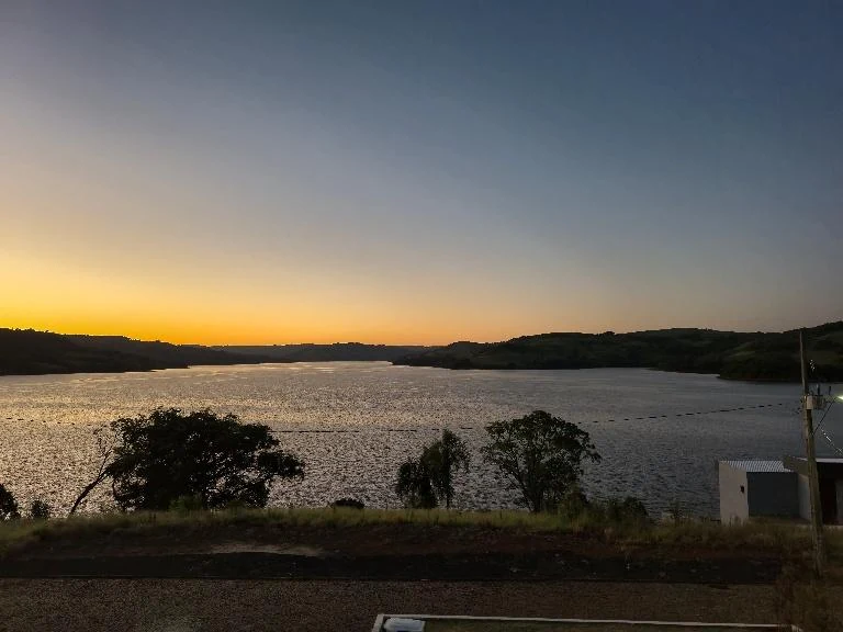 Pôr do sol sobre o Lago Lumini